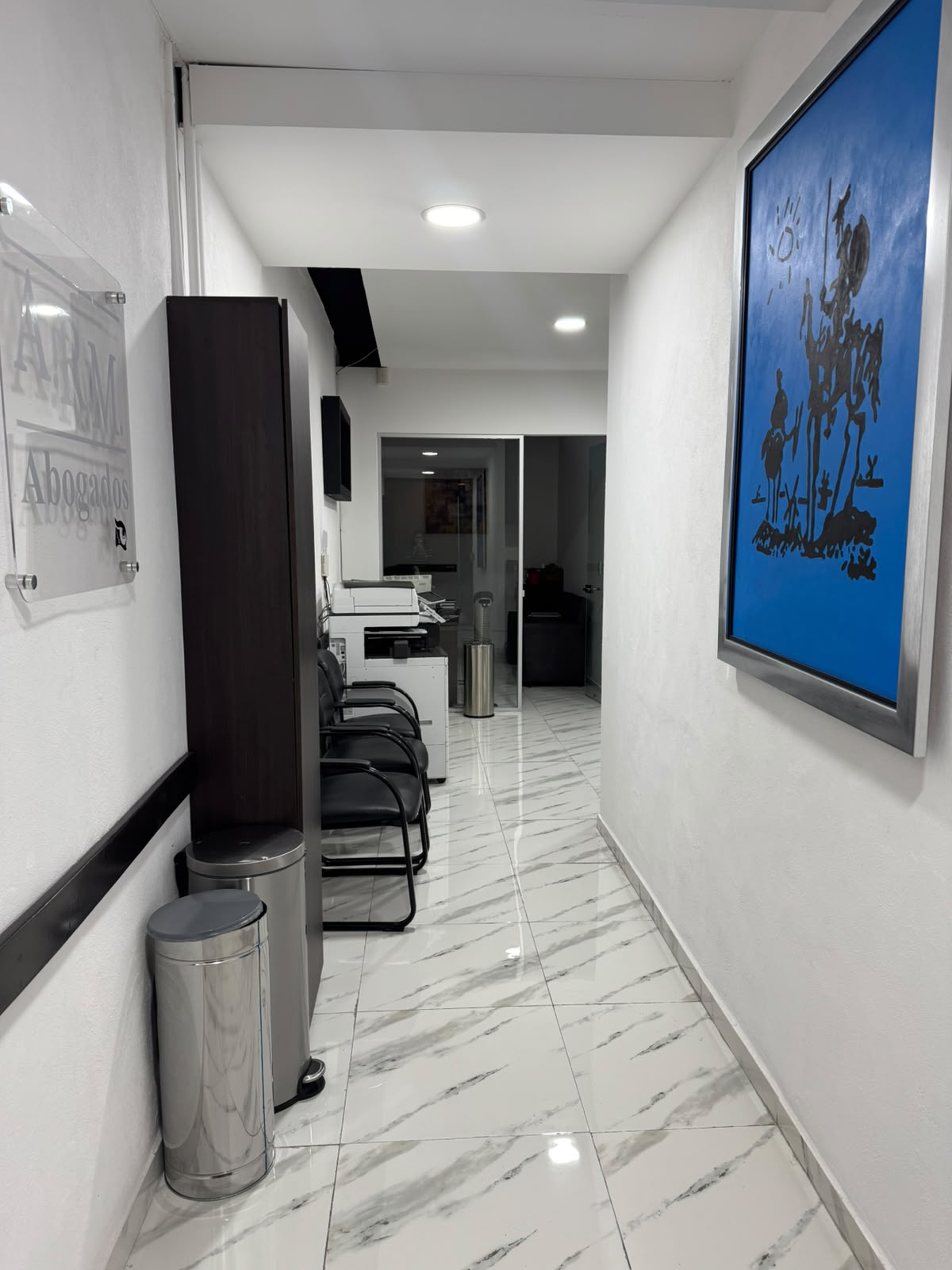 Pasillo de oficinas de A.R.M. Abogados Asociados